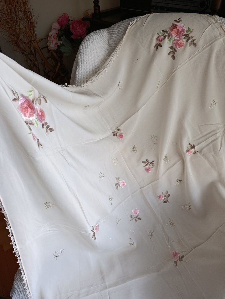 İpek üzerine Nakışlı Beyaz Pastel fiskos Masa Örtüsü - Görsel 3