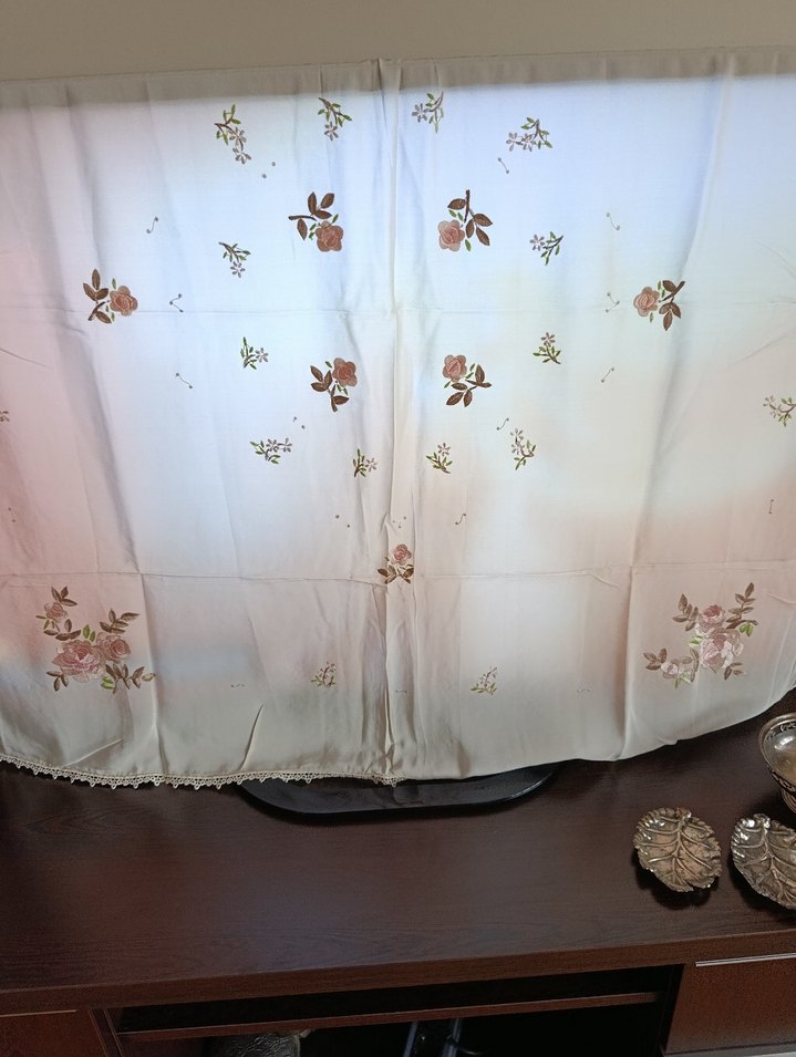 İpek üzerine Nakışlı Beyaz Pastel fiskos Masa Örtüsü - Görsel 4