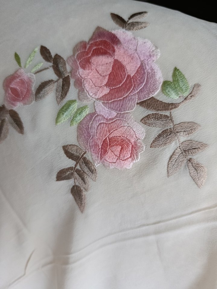 İpek üzerine Nakışlı Beyaz Pastel fiskos Masa Örtüsü - Görsel 2