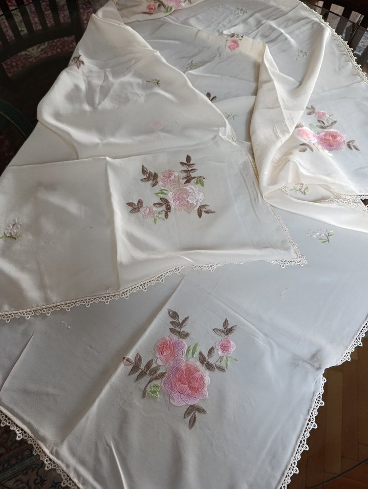 İpek üzerine Nakışlı Beyaz Pastel fiskos Masa Örtüsü - Görsel 5