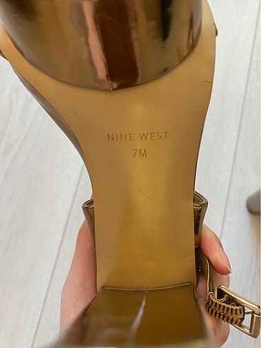 Nine West altın sarısı topuklu ayakkabı