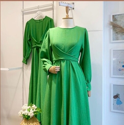 Yeşil kuşak detaylı elbise