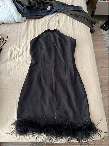 Siyah taşlı ve tüylü kısa elbise
