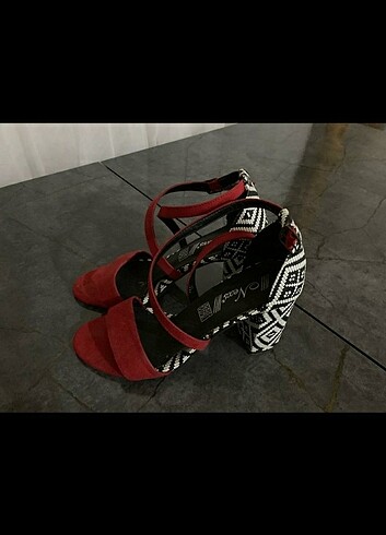 Kırmızı, siyah- beyaz desenli topuklu ayakkabı 