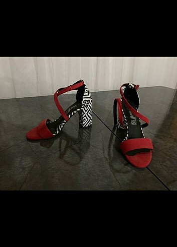 36 Beden Kırmızı, siyah- beyaz desenli topuklu ayakkabı 