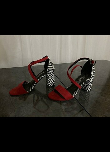 36 Beden kırmızı Renk Kırmızı, siyah- beyaz desenli topuklu ayakkabı 
