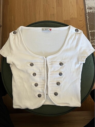 Dilvin metal düğmeli beyaz crop top