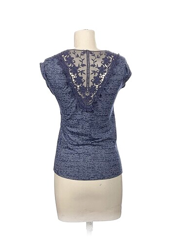 m Beden PreLoved T-shirt %70 İndirimli.