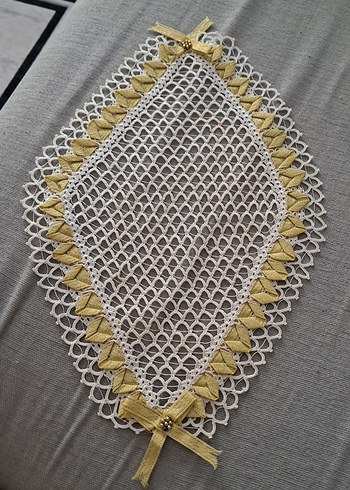 El İşi Sarı Fiyonk Detaylı Dantel Örtü
