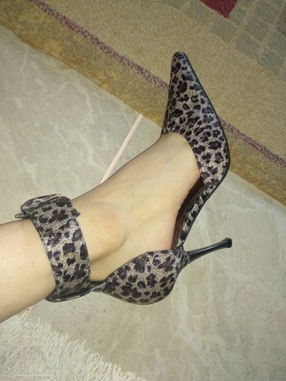 leopar desenli bilekten bağlamalı kısa topuk stiletto