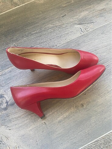 37 Beden kırmızı Renk Nine west