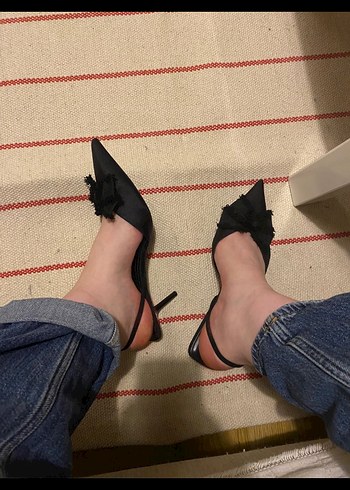 42 Beden ZARA Siyah Nakışlı Fırfırlı Stiletto TOPUKLU AYAKKABI