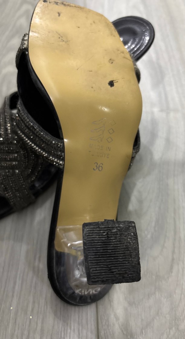 Siyah İşlemeli Tokalı Kadın Topuklu Terlik - Görsel 2