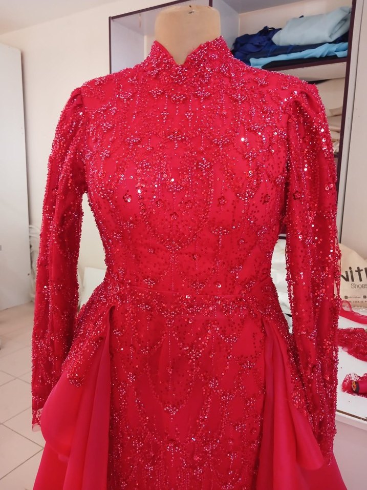 Uzun Kollu Kırmızı Drapeli Abiye Elbise - Görsel 2