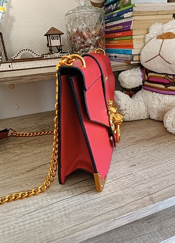 Beden prada kirmizi kol çantası