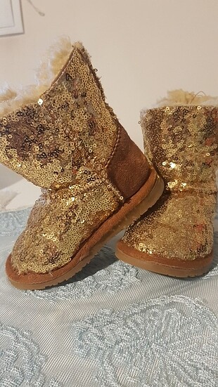 Ugg 24 numara çocuk botları çok şık bir model 