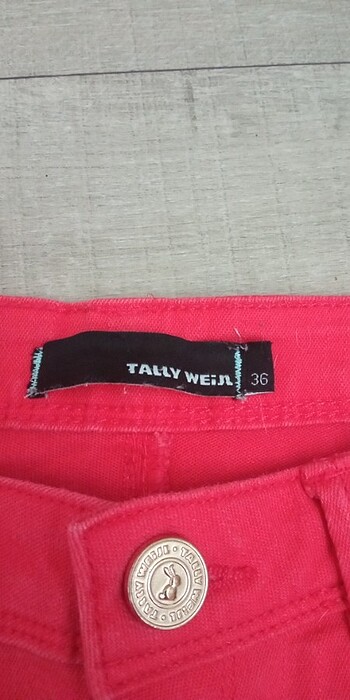 36 Beden kırmızı Renk Tally Weijl Şort 