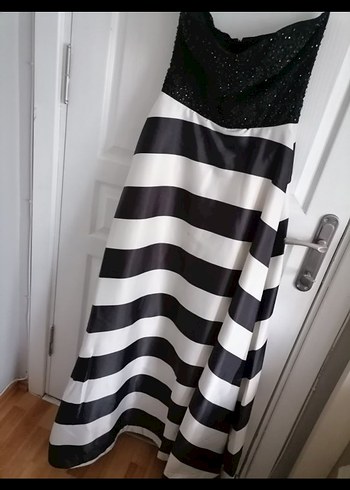 Siyah-Beyaz Çizgili Uzun Straplez Abiye - Görsel 6