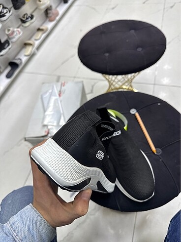 37 Beden siyah Renk Skechers
