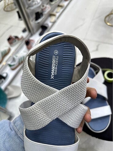 41 Beden beyaz Renk Skechers sandalet