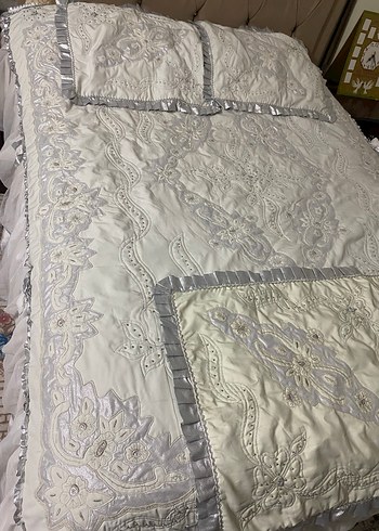 İşlemeli Beyaz Gri Yatak Örtüsü - Görsel 2