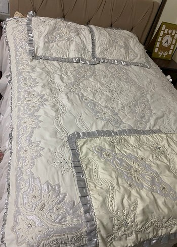İşlemeli Beyaz Gri Yatak Örtüsü - Görsel 3