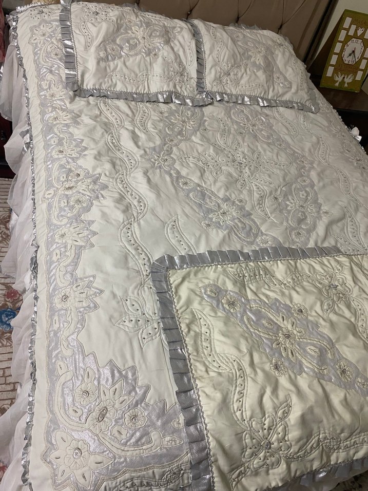 İşlemeli Beyaz Gri Yatak Örtüsü - Görsel 2