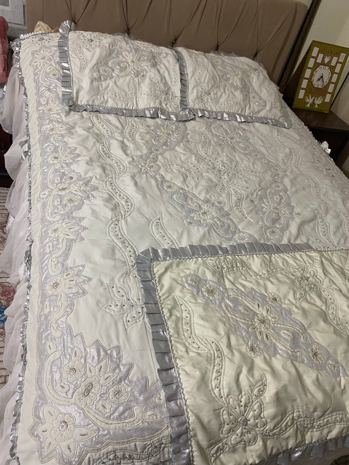 İşlemeli Beyaz Gri Yatak Örtüsü - Görsel 3