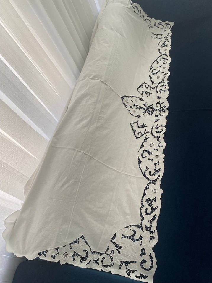 İşlemeli Beyaz Masa Örtüsü - Görsel 4