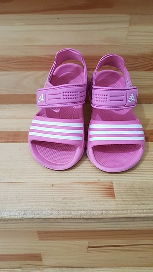 26numara adidas sandalet 