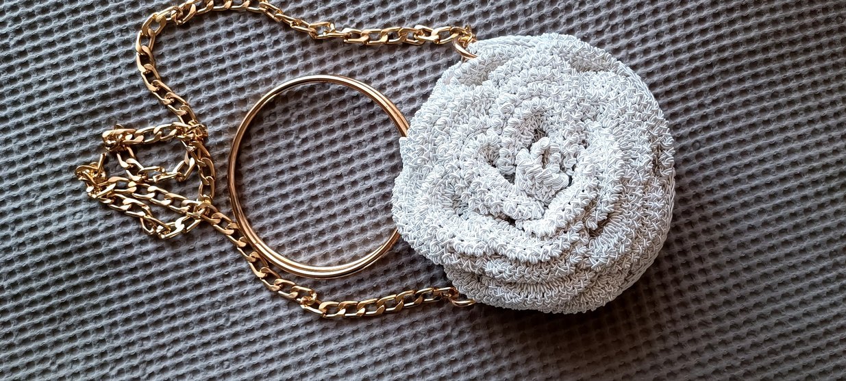 Zincir Detaylı Beyaz Nakışlı EL Örgü Çanta - Görsel 2