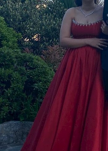 Uzun Kırmızı Dökümlü Straplez Kadın Abiye - Görsel 2