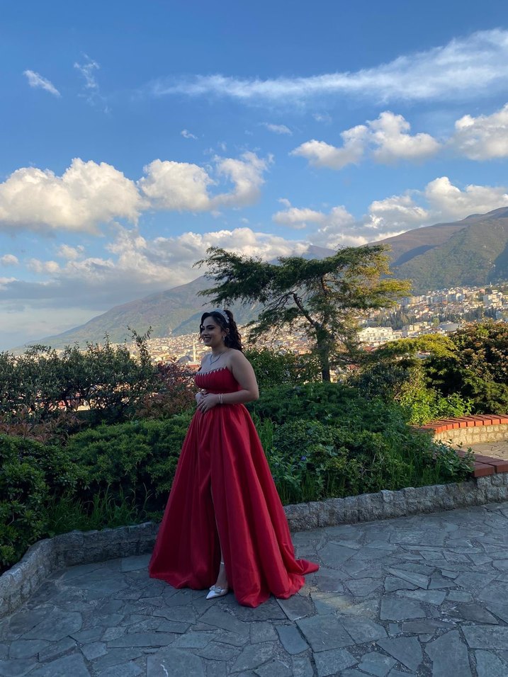 Uzun Kırmızı Dökümlü Straplez Kadın Abiye - Görsel 3