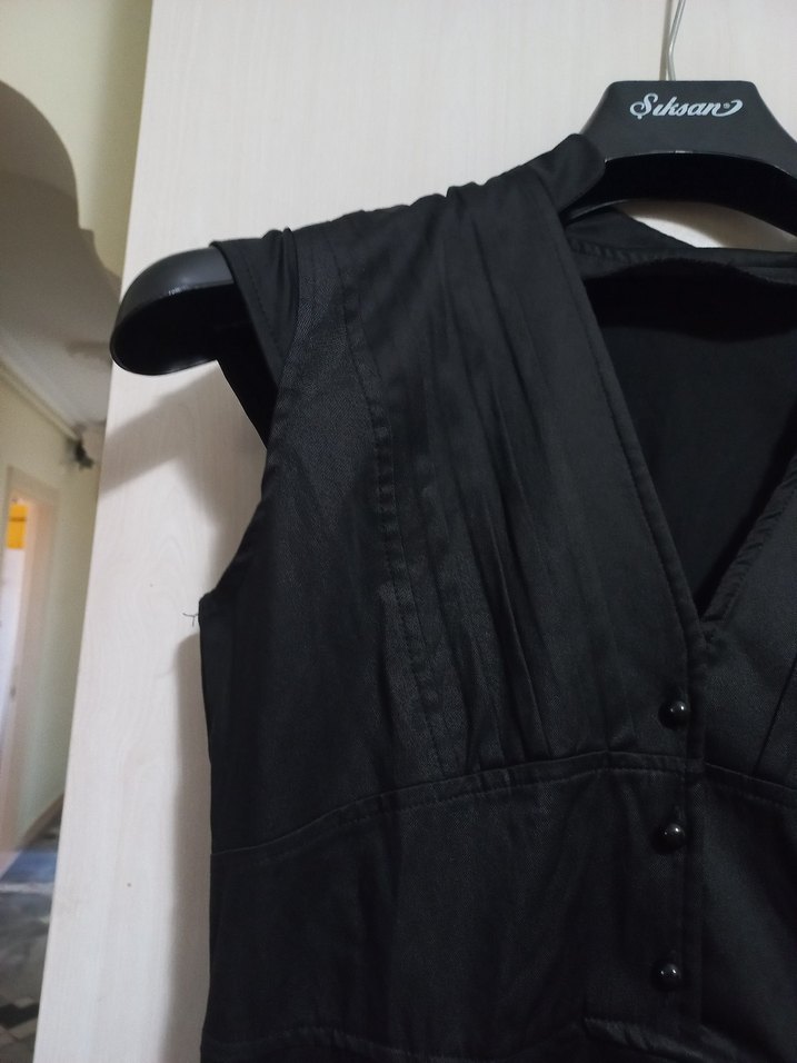 V Yaka Kemerli Siyah Midi Elbise - Görsel 4