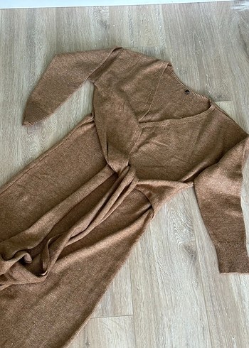 Uzun Kollu Kruvaze Yaka Bej Elbisesi - Görsel 2