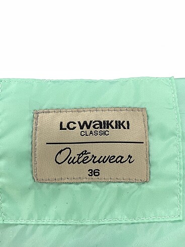 36 Beden yeşil Renk LC Waikiki Yağmurluk %70 İndirimli.