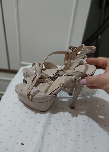 Zara Bej rengi platform taban topuklu ayakkabi. Marka temsili