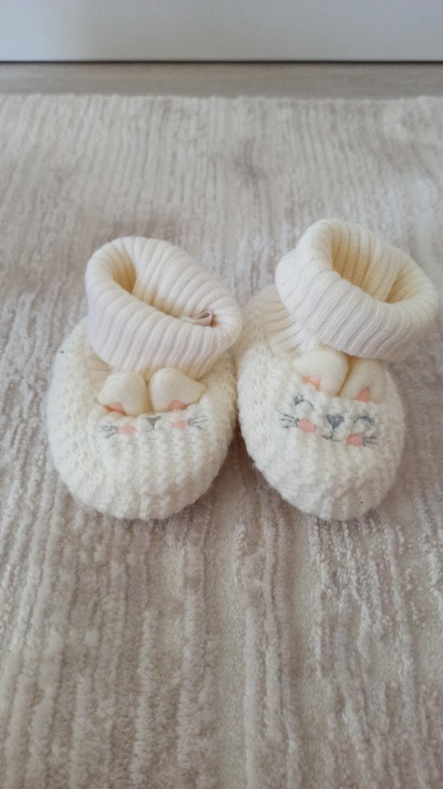 Beyaz Nakışlı Yenidoğan Örgü Ev Terliği - Görsel 2