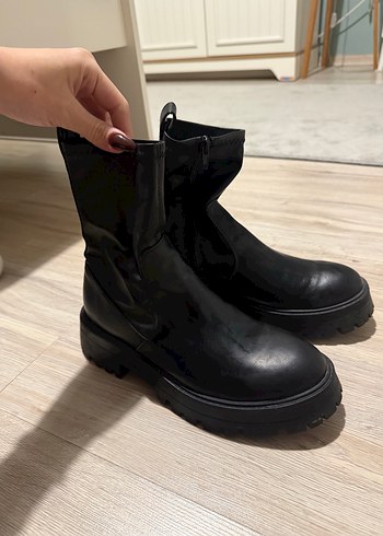 Pull and Bear Siyah Deri Streç Kadın Bot