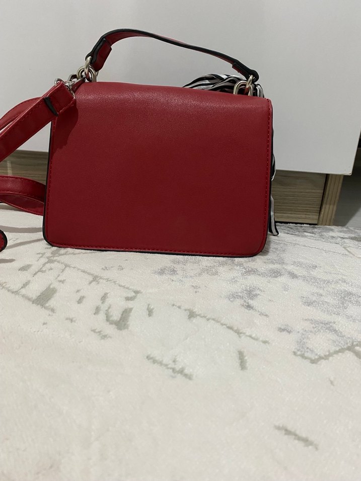 Stradivarius kırmızı çanta - Görsel 2