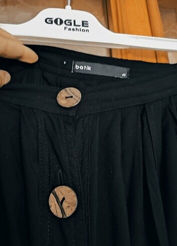 Batik Cep ve düğme deteylı midi etek