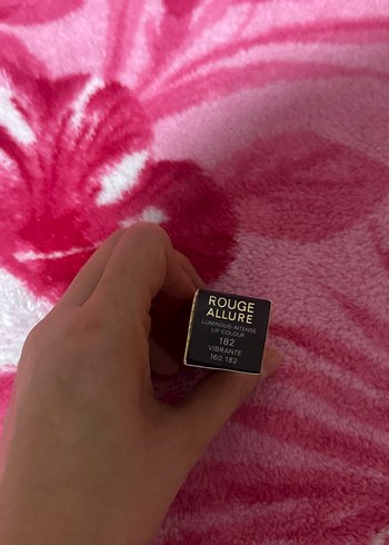 Chanel Rouge Allure 182 kırmızı  Ruj - Görsel 2