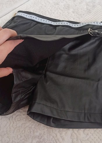 Siyah Deri Görünümlü Kemerli Mini Etek - Görsel 9