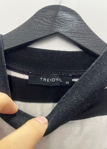 Yüksek Yakalı Siyah Beyaz Çizgili Tişört - Görsel 2