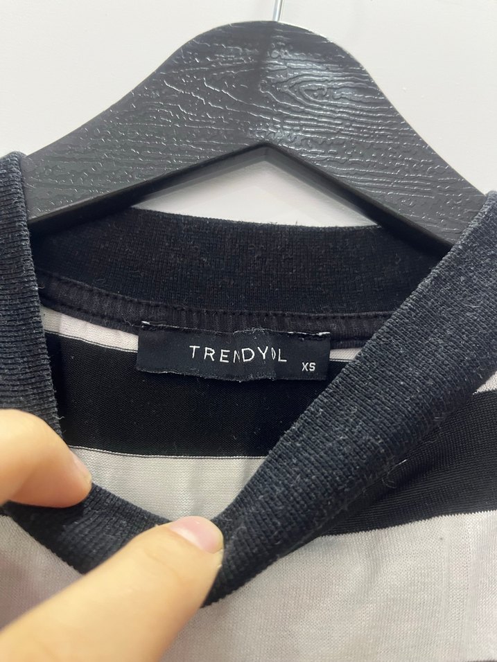 Yüksek Yakalı Siyah Beyaz Çizgili Tişört - Görsel 2