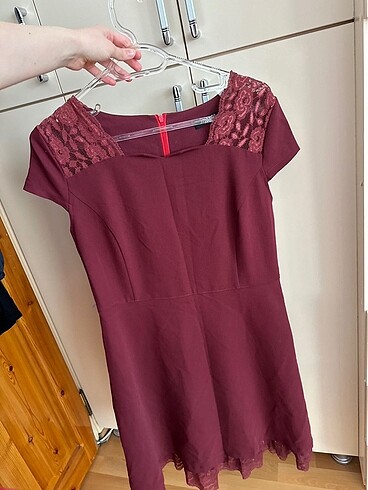 Bordo dantel detaylı elbise