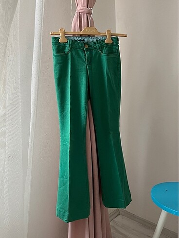 Yeşil kadın kot pantolon ispanyol paça