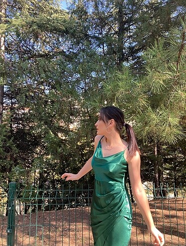 Zara Uzun yırtmaçlı saten koyu yeşil elbise