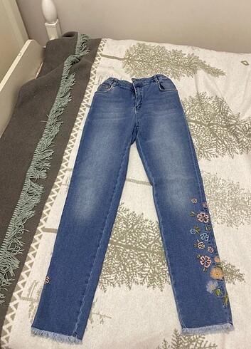11-12 Yaş Beden Nakışlı Kot pantolon