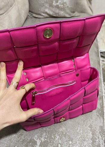 Beden pembe Renk Zincir Detaylı Parlak Pembe Deri Kadın Çanta
